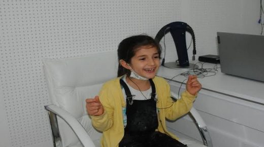 طفلة سورية تسمع الأصوات لأول مرة بعد تكفل صيدلاني تركي بمعالجتها (فيديو)