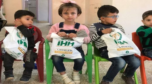 “الإغاثة التركية” توزع الهدايا على الأطفال السوريين