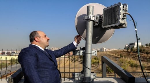 وزير الصناعة التركي يختبر أول برج بث لشبكات الجيل الخامس في البلاد