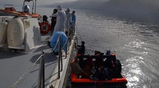 بينهم سوريين… خفر السواحل التركي يعثر على قارب مهاجرين رمتهم اليونان في عرض البحر