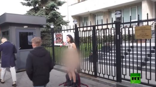 احتجاج عـ.ـارية أمام سفارة بولندا في كييف