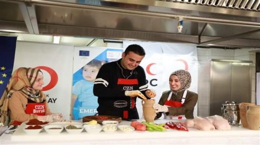 الطباخ الشهير بوراك يستضيف شابتين سوريتين خلال إعداد وجبة يوم الغذاء العالمي