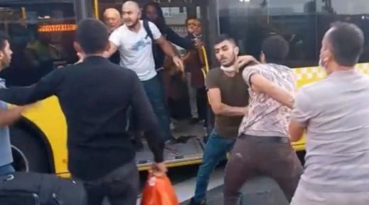 قتـ .ـال بين أتراك وأجانب على متن ميتروبوس في إسطنبول (فيديو)