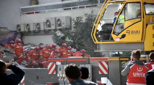 IZMIR'DEKI DEPREMDE TAMAMEN YIKILAN 8 KATLI RIZA BEY APARTMANI'NIN ASANSORUNDE, ORTA YASLARDA BIR KADININ ENKAZ ALTINDAKI CESEDI CIKARILDI. (FOTO: CEMAL YILDIRIM / IZMIR DHA)