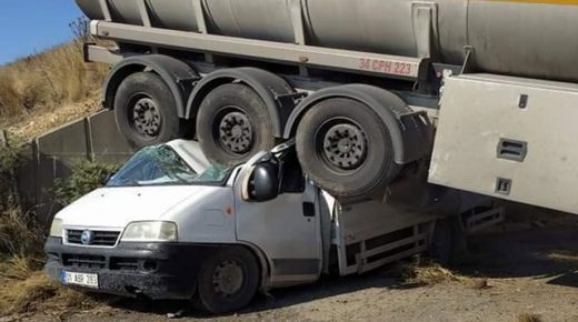 حـ .ـادث غريب… صعدت الناقلة فوق الشاحنة