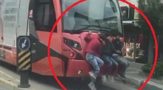 بالفيديو: رحلة محفوفة بالمخاطر لأطفال في بورصة