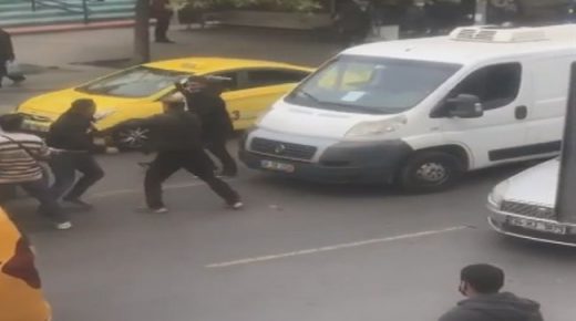 خلاف مروري يشعل مـ .ـعركة بين سائقين في إسطنبول