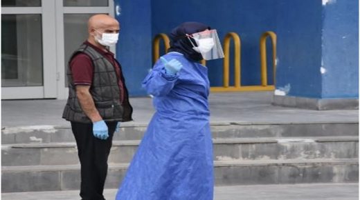 إلقاء القبـ .ـض على مريض هـ .ـرب من الحجر الصحي في أيدين