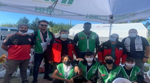 “زلزال ازمير” متطوعين عرب شاركوا في الانقاذ وتم منحهم بطاقة شكر من الاغاثة التركية