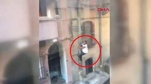بالفيديو: تركي يستعين بعمود إنارة للفرار من منزله المحترق في إسطنبول