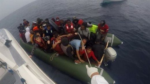 إنقاذ عشرات الأشخاص كانوا على وشك الغرق قبالة سواحل ولايتين