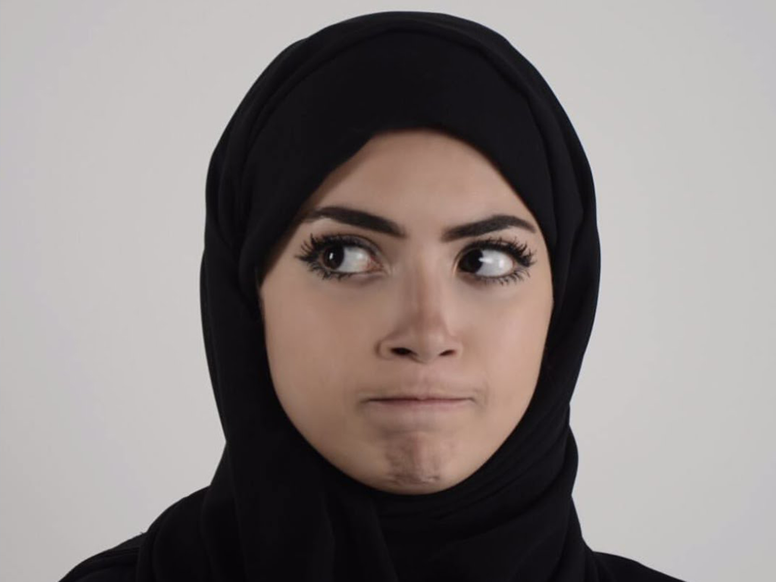 ممثلة لبنانية مقيمة في السعودية تنشر صورًا صادمة وجريئة - تر