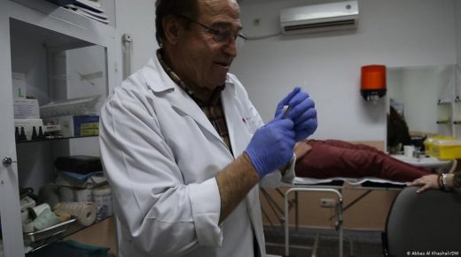 طبيب سوري يذهل أسبانيا بالتغلب على التهاب العضلات الليفي