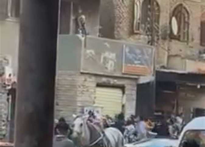 مصر.. صاحب فيديو إلقاء أموال على المواطنين في الشارع يكشف سبب فعلته