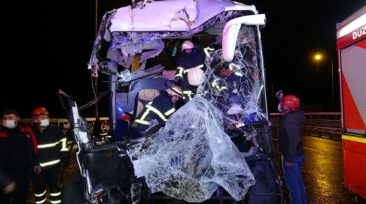 شاحنة تصدم حافلة ركاب وتضع حياة 16 شخصاً على حافة الهاوية