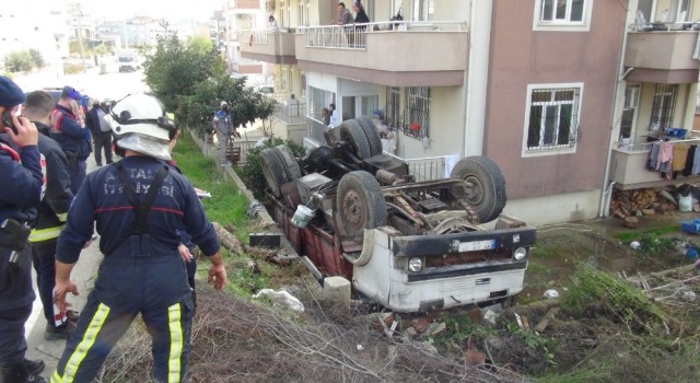 شاحنة محملة بآلة حفر تنـ.ـقلب رأساً على عاقب في منحدر أحد طرقات أنطاليا (صور)