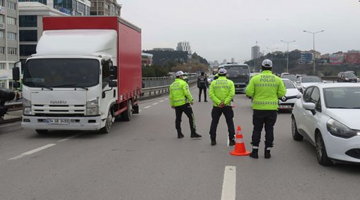 السلطات التركية تفرض غرامات مالية على السائقين الذين لا يملكون إطارات شتوية