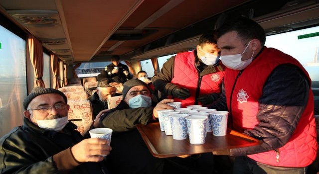 انطلاق حملات توزيع الحساء الساخن لركاب وسائل النقل العام في اسطنبول (صور)