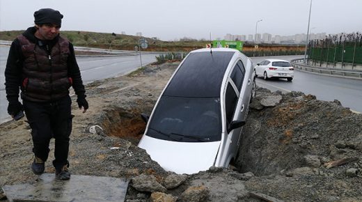 بالصور: كادت الأرض أن تبتلع سيارته في إسطنبول