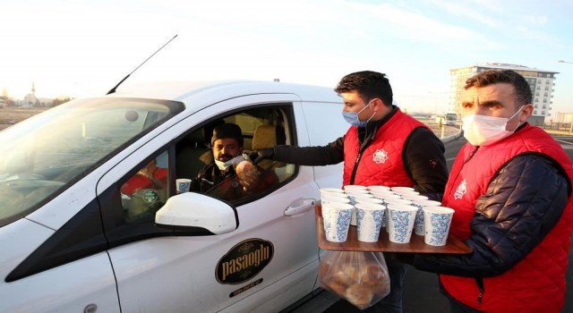 انطلاق حملات توزيع الحساء الساخن لركاب وسائل النقل العام في اسطنبول (صور)