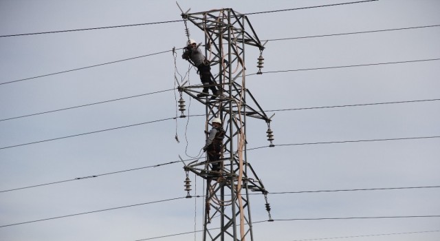 انقـ.ـطاع التيار الكهربائي عن منطقتين في سينوب إثر انفـ.ـجار برج التغذية (صور)