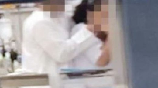 رد فعل صادم لـ فتاة بعد ضبطها مع شاب داخل سيارة بالكويت (فيديو)