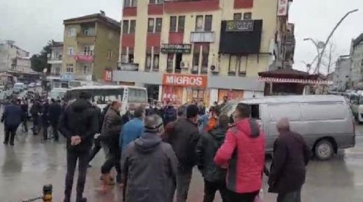 اشـ .ـتباك بين سائقي الحافلات في بارتين ينتهي بتدخل عنيف للشرطة (فيديو)