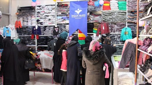 توزيع الملابس الشتوية على 1000 مواطن سوري.. وقف تركي يطلق حملة إنسانية واسعة