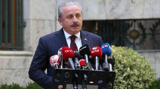 رئيس البرلمان التركي يتلقى لقاح كورونا