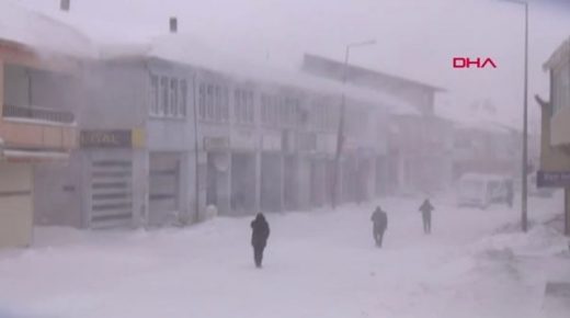 الثلوج تغلق أكثر من 200 طريق في القرى المحيطة بمقاطعة بينغول