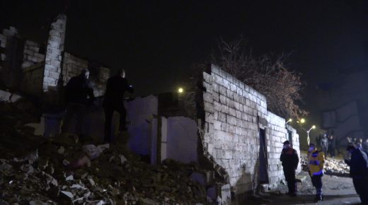 اصـ .ـابة عائلة سورية إثر انهيار سقف منزلهم فوق رؤوسهم في عنتاب (فيديو)