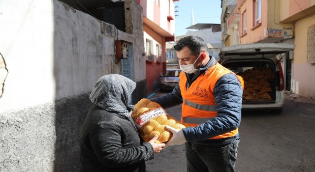 بلدية غازي عنتاب توزع 750 طناً من أكياس البطاطا على السكان (صور)