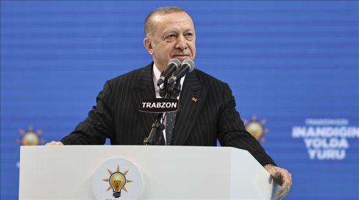 الرئيس التركي رجب طيب أردوغان وهو سعيد
