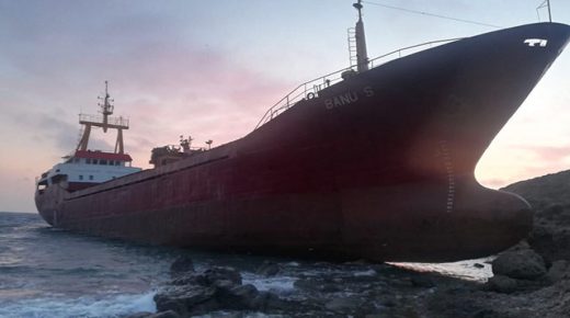 جنوح سفينة شحن ضخمة في تركيا والسلطات تبدأ عملية إنقاذ