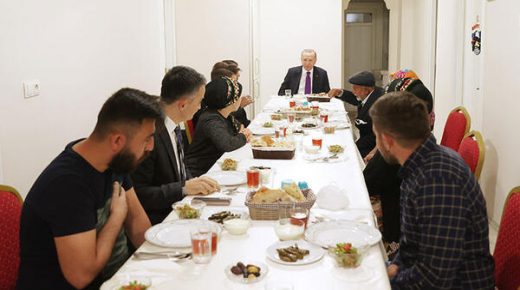 أردوغان يحضر مأدبة إفطار في منزل احد المزارعين (صور)