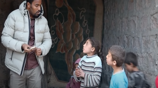 درس عظيم من طفلة سورية صغيرة تدهش الإعلامي “سوار الذهب” وتوجه رسالة مؤثرة للعالم (فيديو)