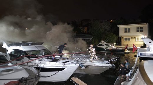 حريق يلتهم قارباً قرب أحد شواطئ اسطنبول