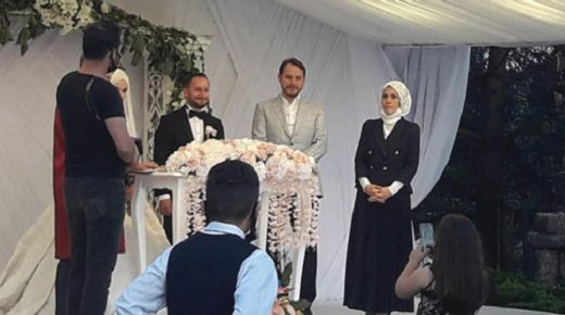 صهر الرئيس أردوغان “البيرق” يظهر بعد شهور على وسائل الإعلام في حفل زفاف برفقة زوجته (صور)