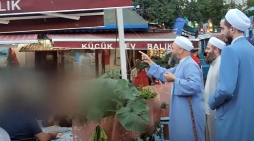 مجموعة من الدعاة الإسلامية تتنقل بين أحياء اسطنبول وتدعو الناس إلى ترك الخـ.ـ مر والرجوع إلى الله (فيديو)