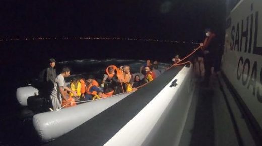 خفر السواحل التركي يقوم بإنقاذ 42 مهاجراً غير شرعي في باليكسير