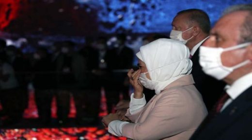 لم يستطيعا السيطرة على دموعهما.. لحظات مؤثـ.ـ رة للرئيس أردوغان وزوجته أثناء مشاهدتهما للقطات التصويرية للانقلاب (فيديو)