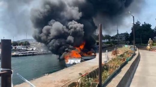 حريق يلتهم عدداً من القوارب على سواحل مالتبة (فيديو)