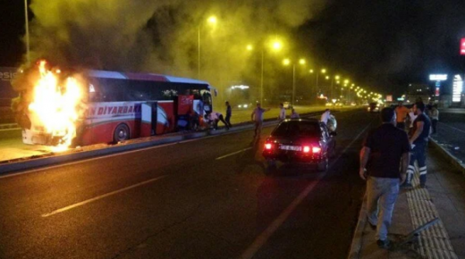 اندلاع النيران في حافلة ركاب بولاية ديار بكر (صور)
