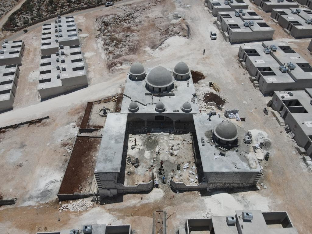 “وقف الديانة” التركي يواصل بناء مسجد كبير في إدلب السورية (صور)