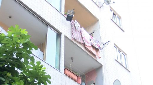 أب سوري يعلق طفله في سقف المنزل ويقوم بضـ.ـ ربه بشكل مبـ.ـ رح في مدينة اسطنبول (فيديو)