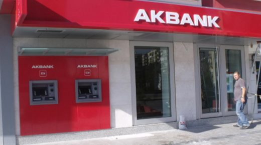 فـ.ـ وضى كبيرة ومطالبات بإصلاح نظام akbank التركي بعد انـ.ـ هياره أمس (صور)