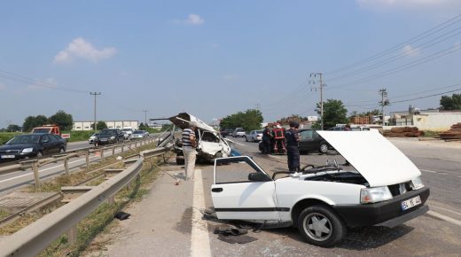بالفيديو: حـ .ـادث مأساوي في ساكاريا يؤدي إلى انقسام سيارة إلى قسمين وإصـ .ـابة 6 اشخاص بجـ .ـروح خطيرة