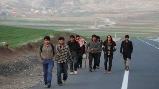 اللاجئون الأفغان يتدفقون على تركيا بأعداد هائلة ويفجـ.ـرون نقاشاً حاداً واتهـ.ـامات لإيران