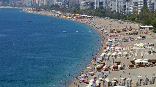 شواطئ أنطاليا تعج بالمصطافين في ظل عطلة عيد الأضحى