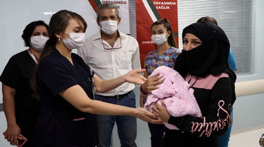 بالصور: طبيبة تركية تعيد الحياة من جديد لطفلة سورية في غازي عنتاب